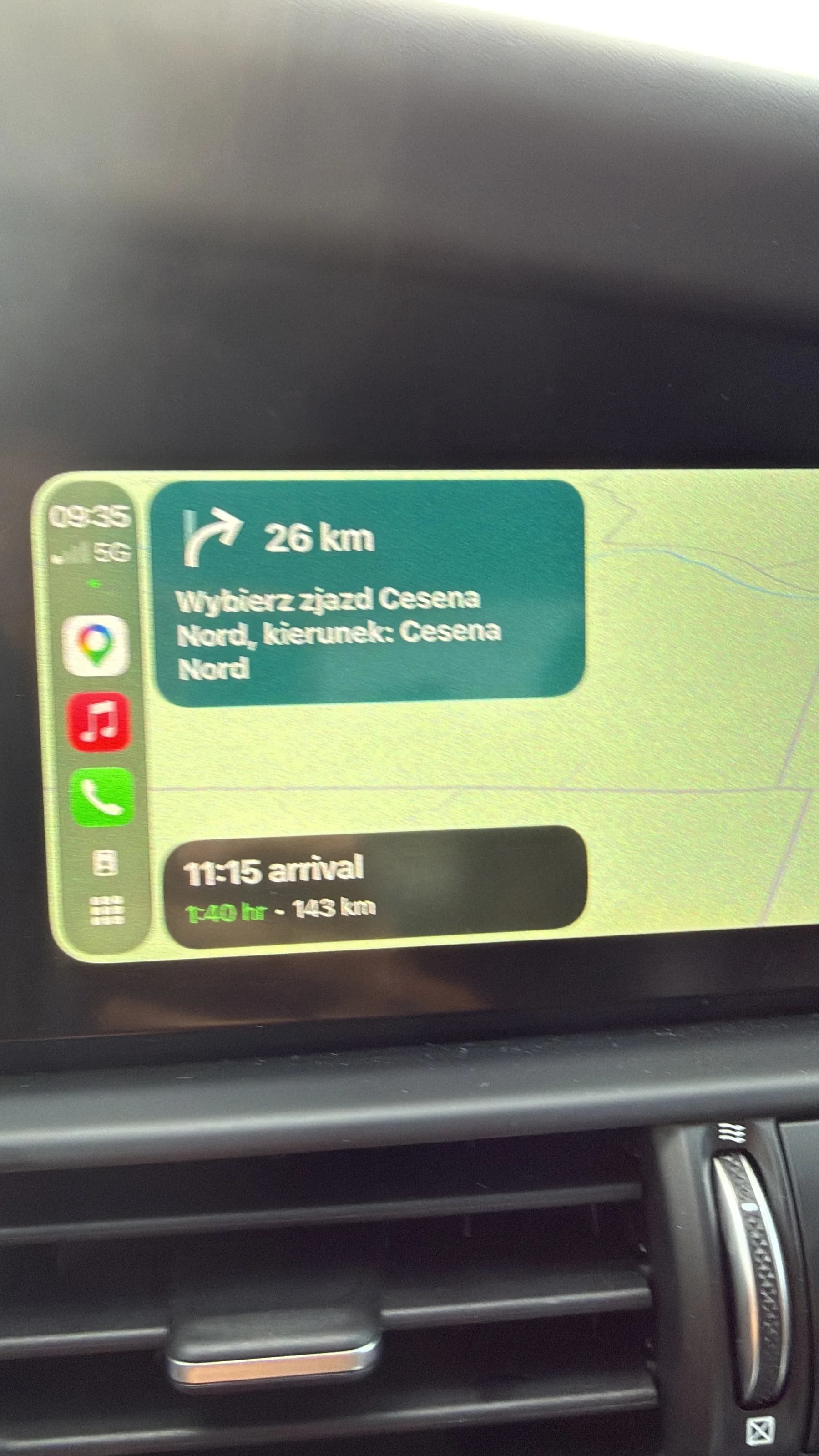 Kadr z drogi do Włoch — wskazówka nawigacji w kierunku Ceseny