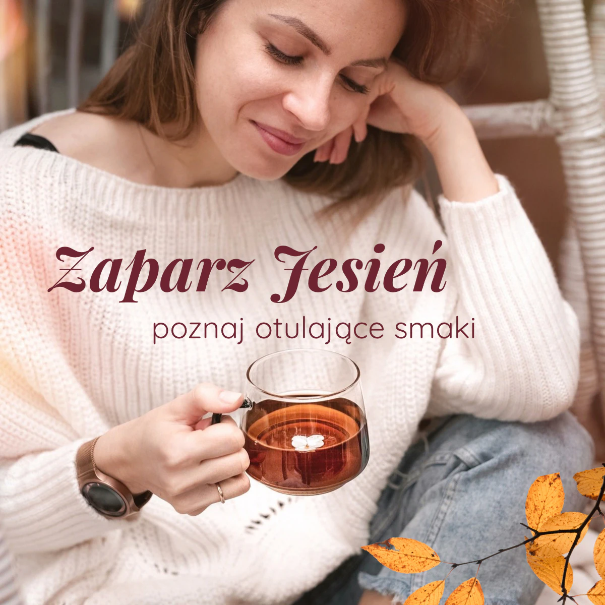 Zaparz Jesień — poznaj otulające smaki. Kobieta w jasnym swetrze trzyma szklany kubek herbaty.