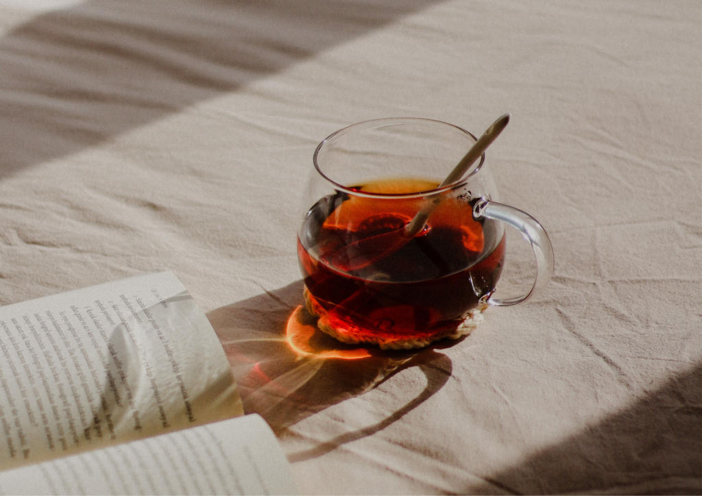 transparetna szklanka z herbatą czarną, herbata jesienna na odporność