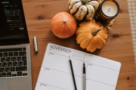 biurko, jesienna aranżacja, kalendarz Listopad, dynie, home office jesienią
